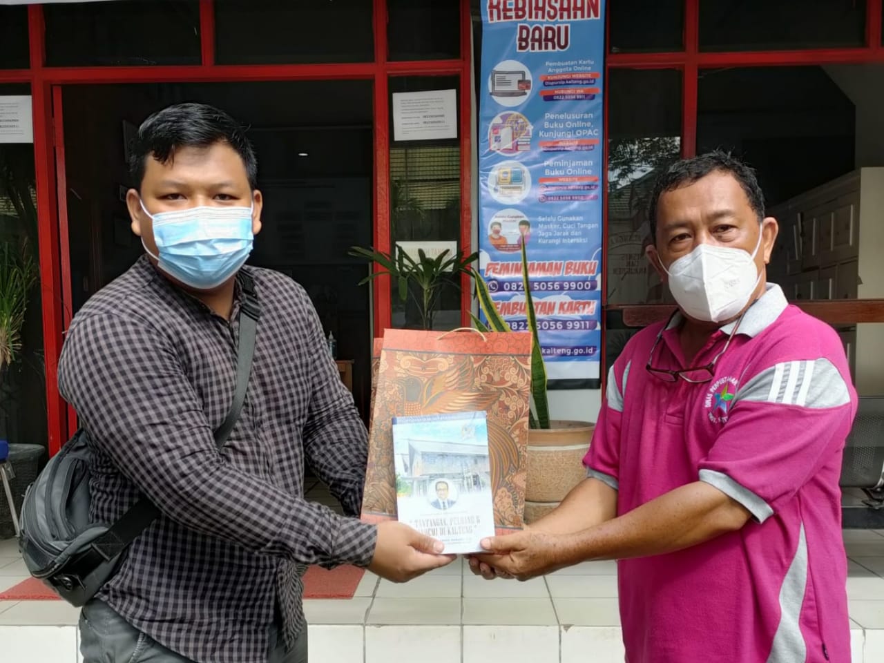 Dispursip Kalteng Terima Koleksi Karya Teras Narang