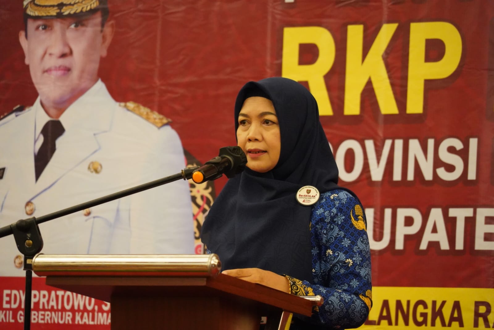 Mewakili Sekda Prov. Kalteng, Asisten Ekbang Sri Widanarni Buka Rakor Penyusunan RKP DBH DR Prov. Kalteng