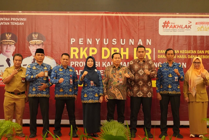 Mewakili Sekda Prov. Kalteng, Asisten Ekbang Sri Widanarni Buka Rakor Penyusunan RKP DBH DR Prov. Kalteng