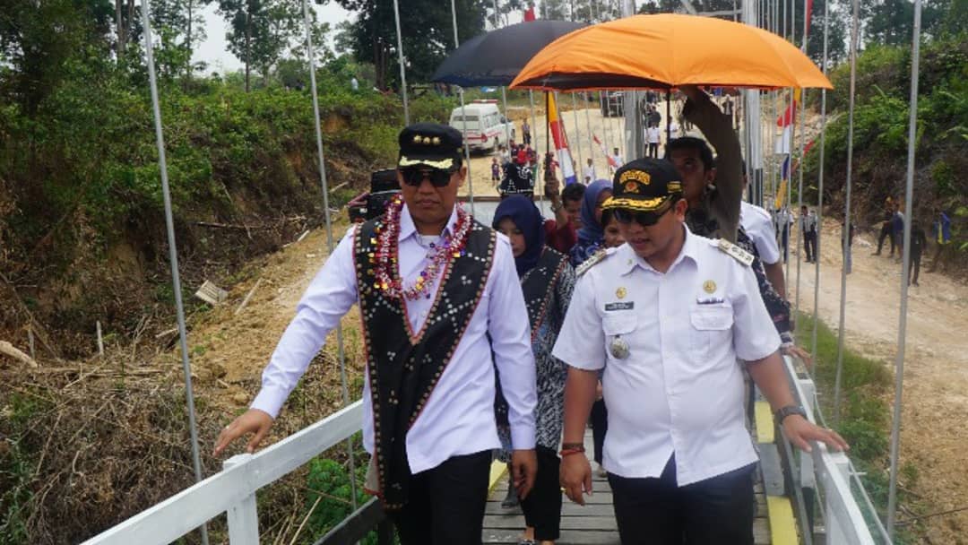 Peresmian Jembatan Gantung â€œTitian Lamanâ€ dan Peresmian Listrik PLN di Desa Sekoban Kecamatan Lamandau