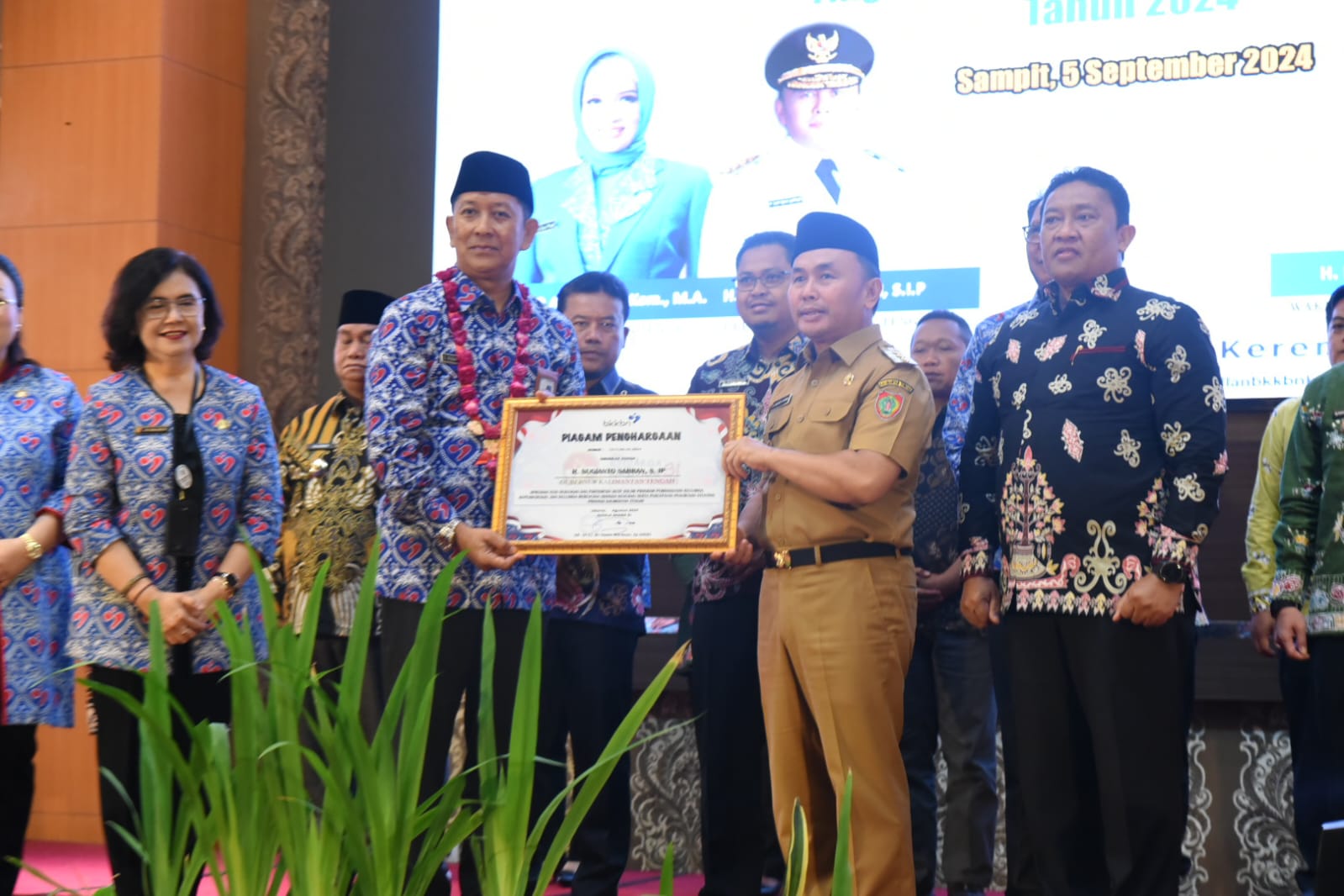 Apresiasi Program Bangga Kencana dan ISPS, Gubernur Kalteng Berikan Piagam Penghargaan pada Peringatan Harganas dan HAN Tahun 2024