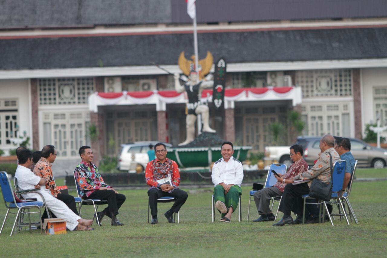 Gubernur Menikmati Senja