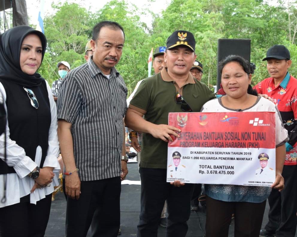 Gubernur Kalteng Serahkan Sejumlah Bantuan Kepada Masyarakat Kabupaten Seruyan