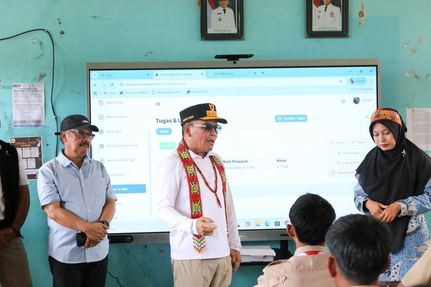 Gubernur Kalteng Tinjau Papan Tulis Digital di SMKN 1 Hanau, Dorong Akselerasi Pendidikan di Wilayah Barat