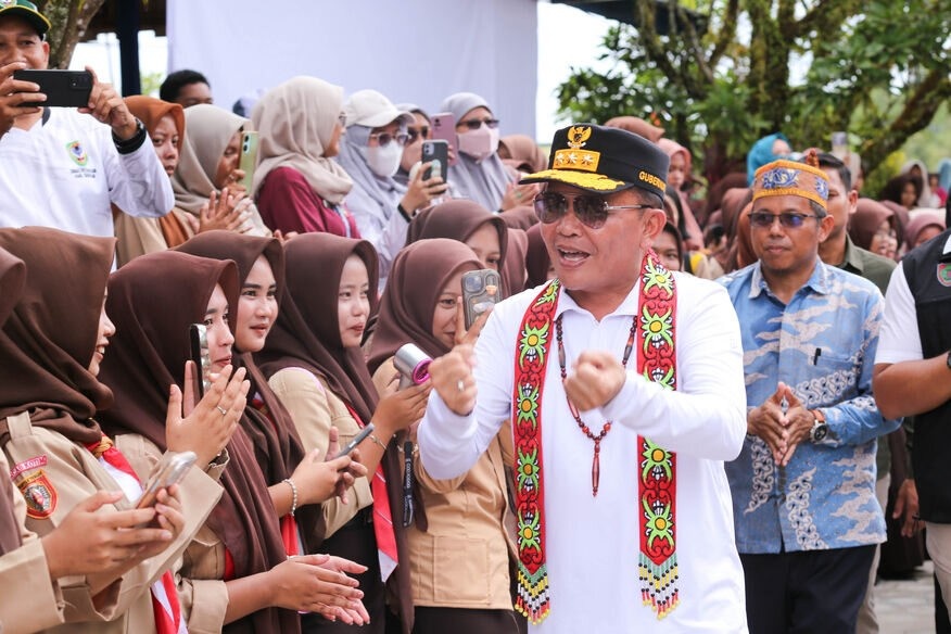 Gubernur Kalteng Tinjau Papan Tulis Digital di SMKN 1 Hanau, Dorong Akselerasi Pendidikan di Wilayah Barat