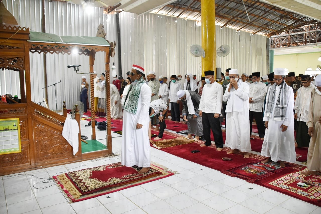 Plt. Gubernur Kalteng Melakukan Peletakan Batu Pertama di Masjid Besar Hidayatussalikin Bangkuang, Kab. Barsel