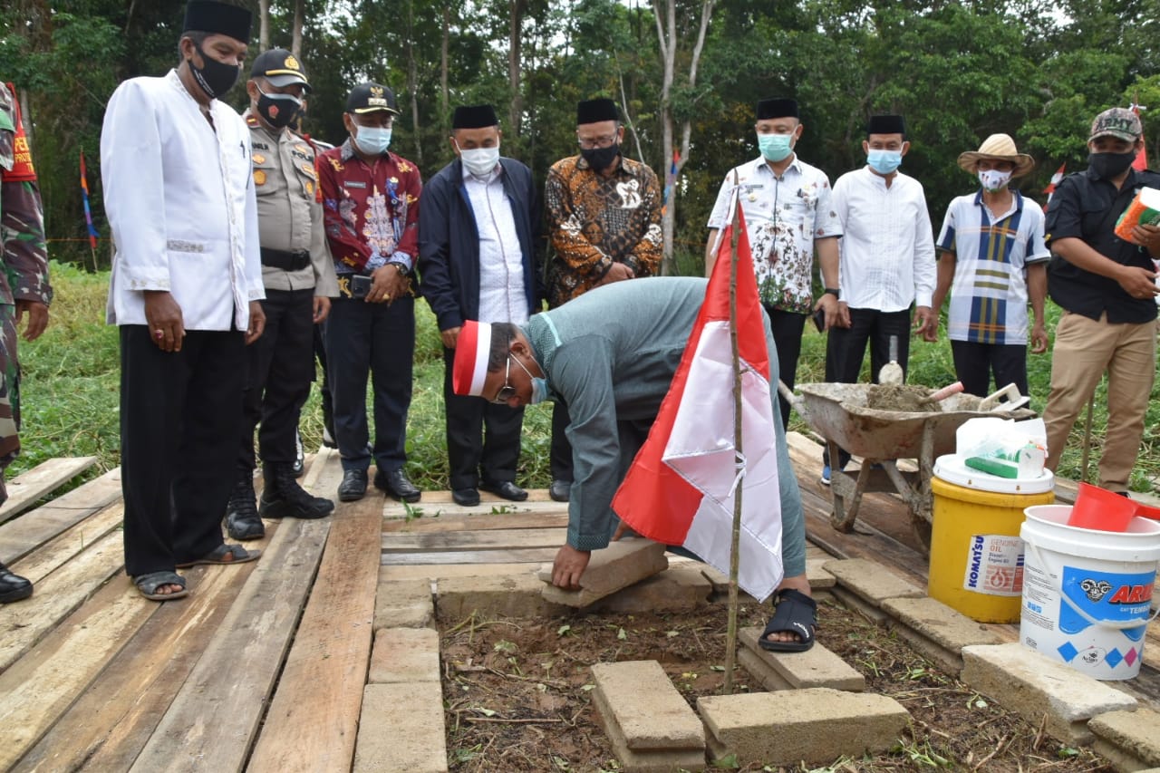 Plt. Gubernur Kalteng Lakukan Peletakan Batu Pertama di Masjid Noor Hidayah, Kab. Barsel 