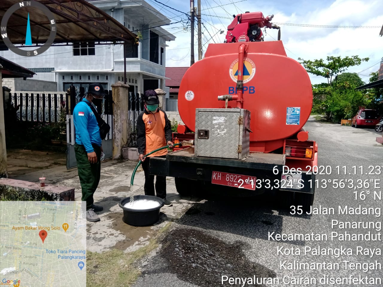 Pembagian Cairan Disinfektan Kepada Masyarakat 