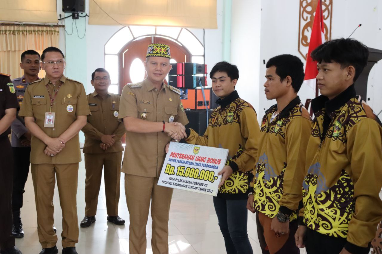Bupati Gumas Serahkan Bonus dan Uang Saku untuk Kontingen Porprov XII Kalimantan Tengah Tahun 2023