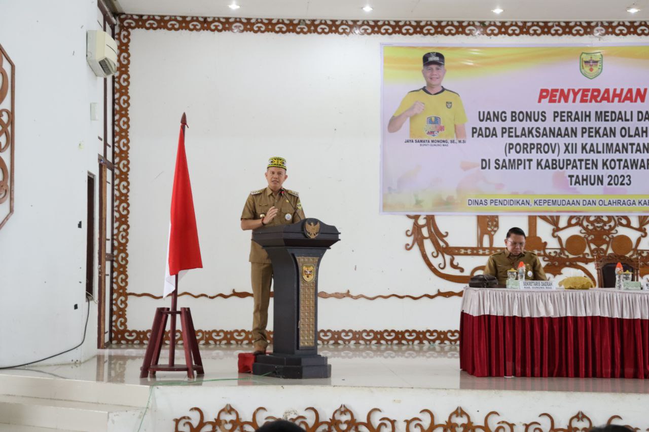 Bupati Gumas Serahkan Bonus dan Uang Saku untuk Kontingen Porprov XII Kalimantan Tengah Tahun 2023