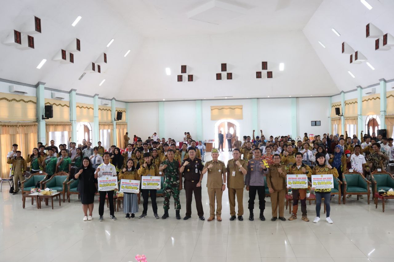 Bupati Gumas Serahkan Bonus dan Uang Saku untuk Kontingen Porprov XII Kalimantan Tengah Tahun 2023