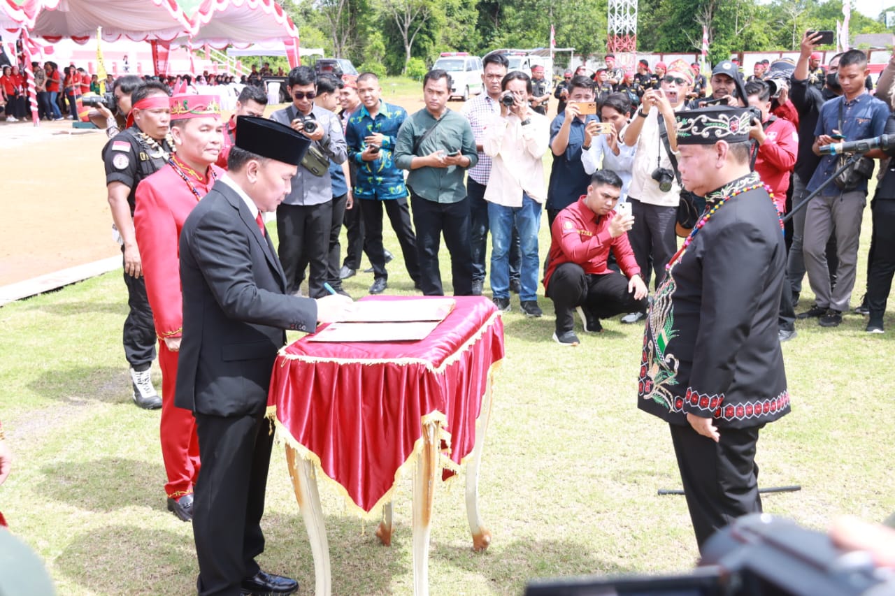 Kukuhkan Pengurus DAD Kabupaten Kotawaringin Timur, Gubernur Sugianto Sabran Berpesan Bantu Pemerintah Bangun Kalteng