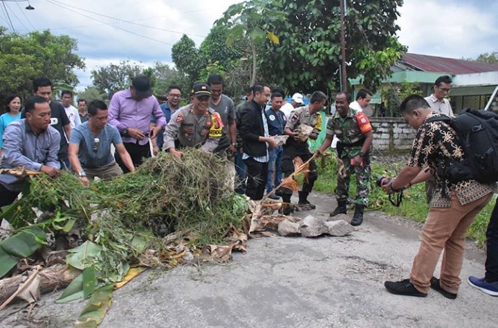 Protes Jalan Rusak,Warga Diminta Bersabar