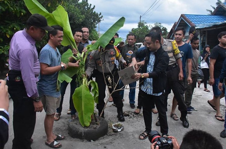 Protes Jalan Rusak,Warga Diminta Bersabar