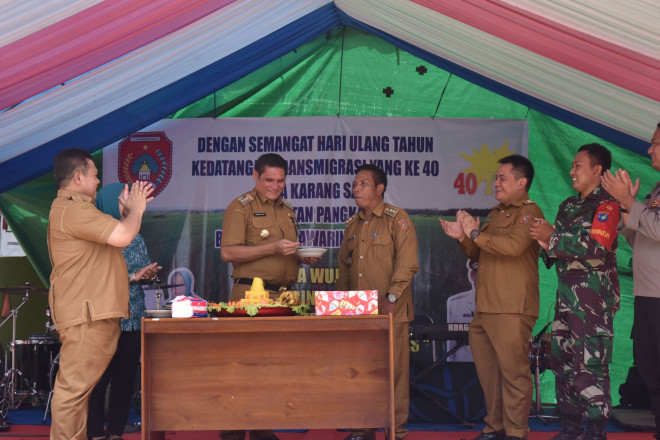 Pj. Bupati Anang Dirjo Hadiri Peringatan 40 Tahun Kedatangan Transmigrasi Desa Karang Sari