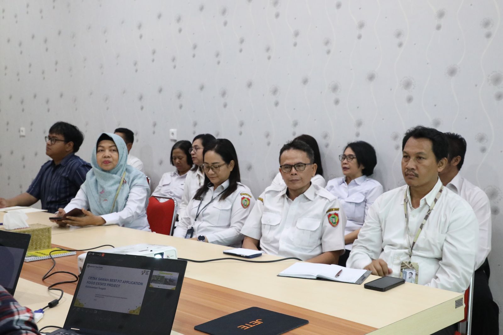 Kadis TPHP Prov. Kalteng Terima Audiensi Uji Coba Traktor PT. United Tractors Tbk untuk Dukung Program Optimasi Lahan di Kalimantan Tengah