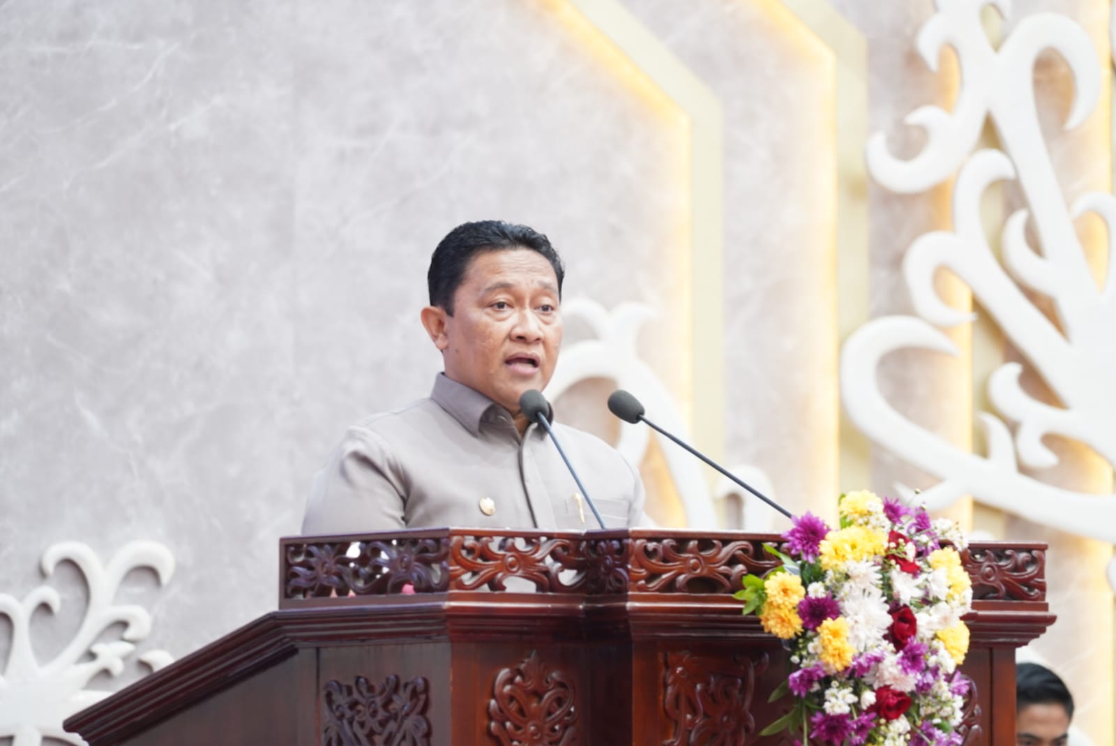 Hadiri Rapur ke-5 Masa Persidangan II Tahun Sidang 2025, Wagub Edy Pratowo Serahkan Naskah Raperda kepada Ketua DPRD Kalteng