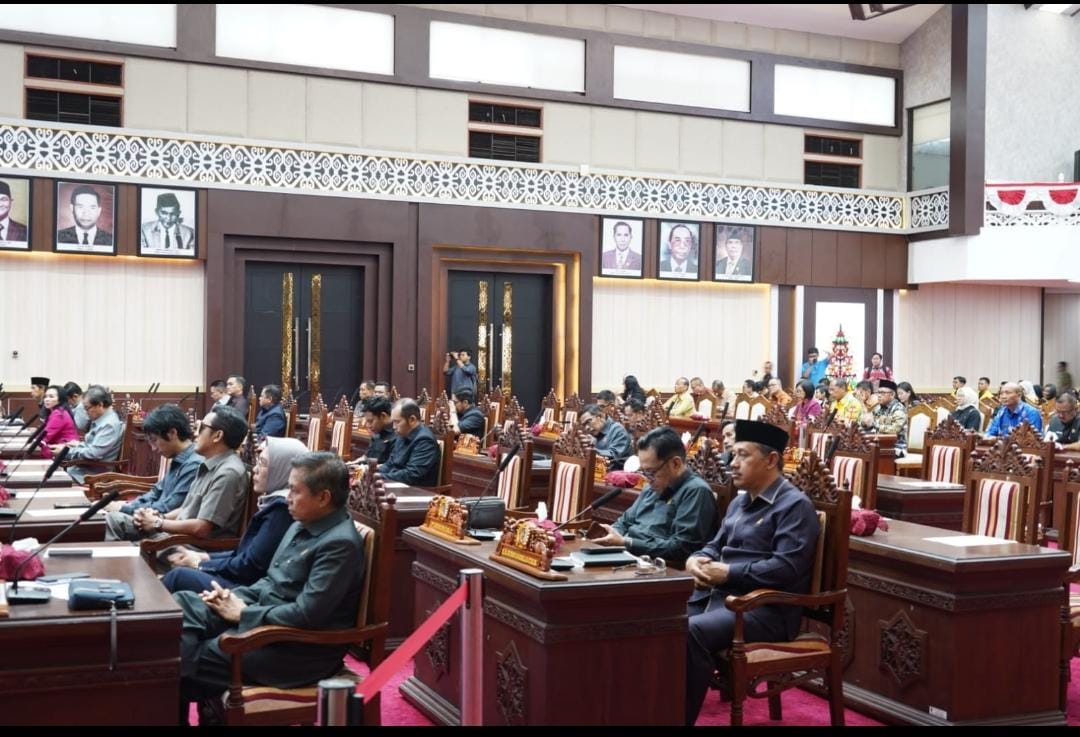 Hadiri Rapur ke-5 Masa Persidangan II Tahun Sidang 2025, Wagub Edy Pratowo Serahkan Naskah Raperda kepada Ketua DPRD Kalteng