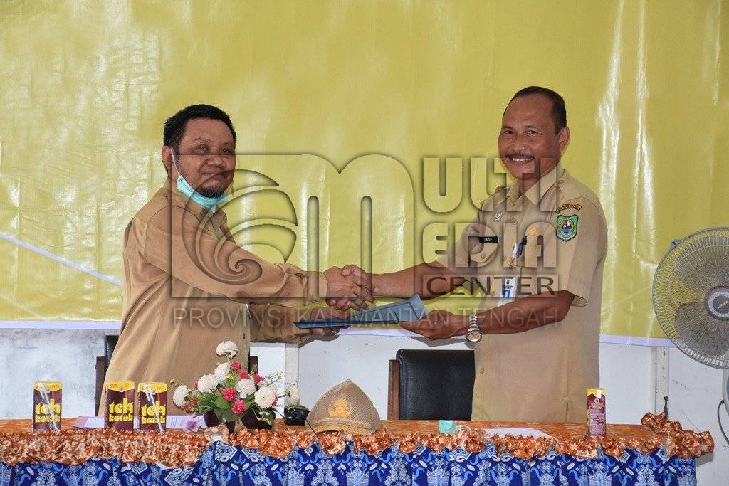 Kaban BKPSDM Kapuas Serahkan SK Plt Camat Kapuas Kuala