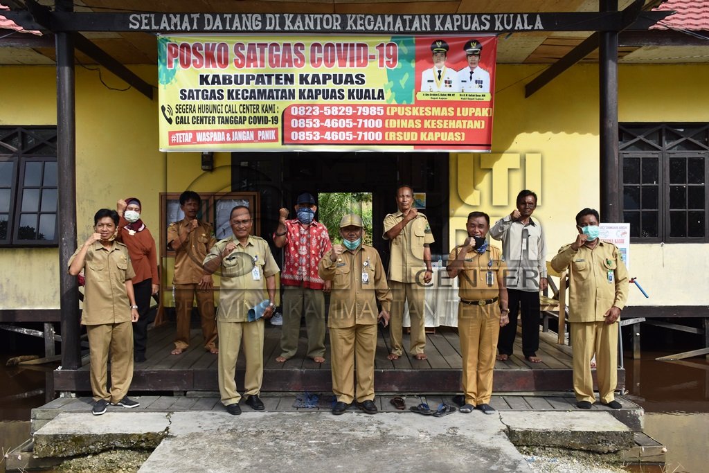 Kaban BKPSDM Kapuas Serahkan SK Plt Camat Kapuas Kuala