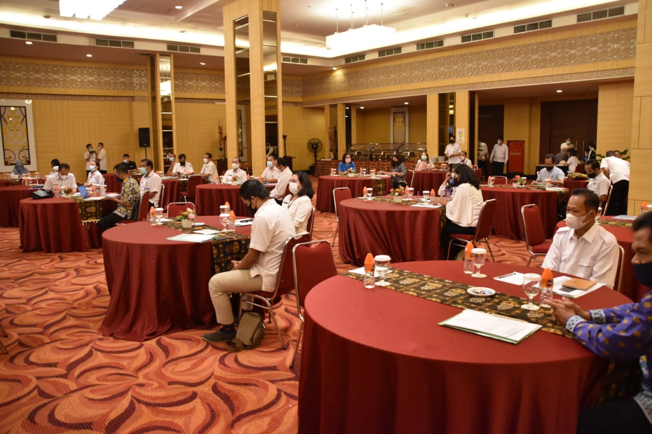 Sekda Kalteng Membuka Rapat Koordinasi Stabilitas Harga dan Stok/Pasokan Barang Kebutuhan Pokok Menjelang Puasa dan Hari Raya Idul Fitri 1442 H/ 2021 M