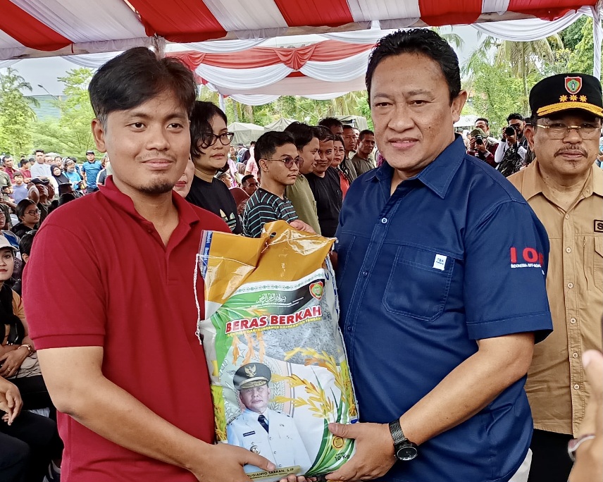 118 Orang Pegawai Dislutkan Terima Paket Beras Gratis Pada Pasar Murah Pemprov Kalteng