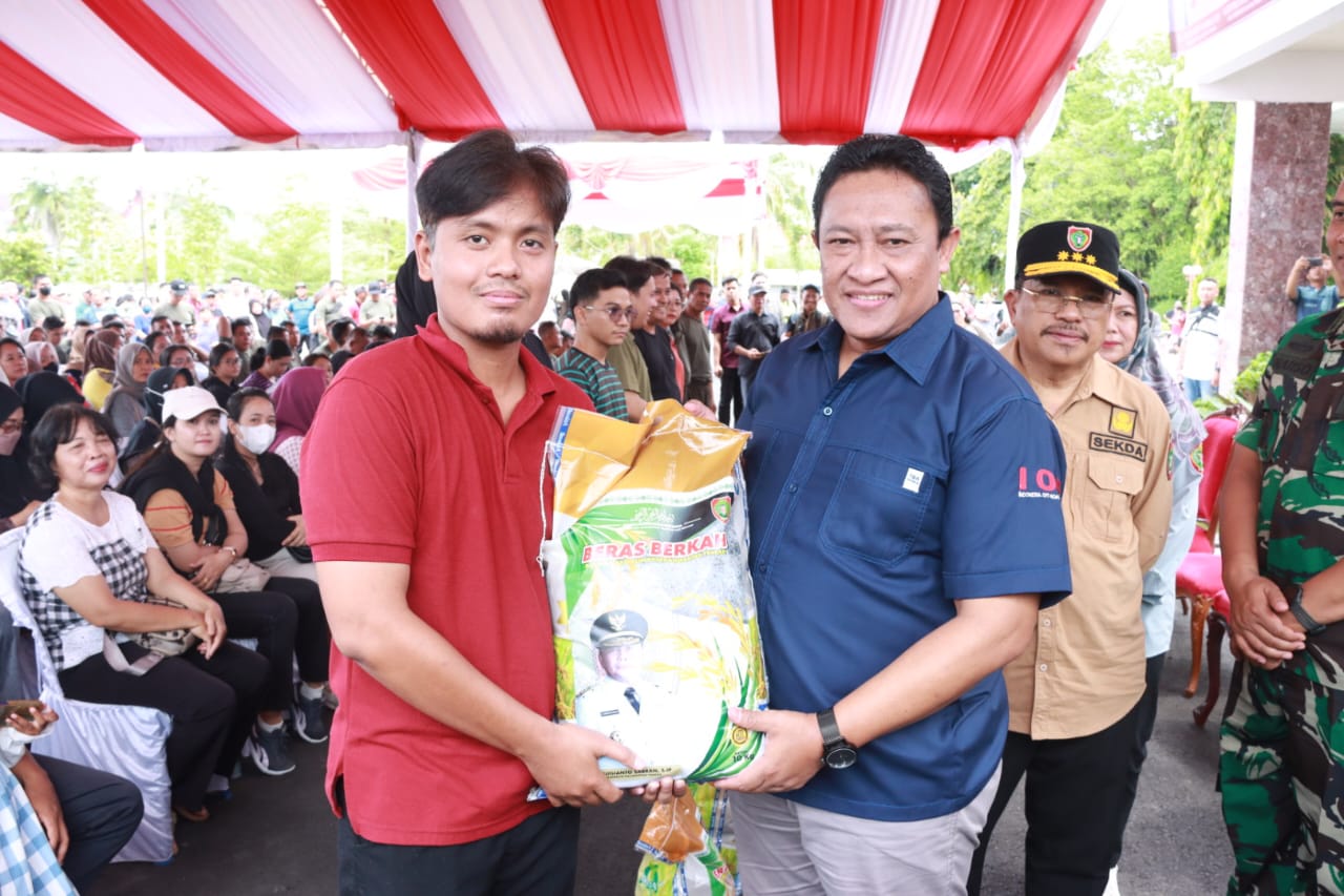 Jelang Idulfitri  Pemprov Kalteng Salurkan 6.500 Paket Bantuan Beras Premium  Untuk ASN dan Tekon Lingkup Pemprov Kalteng