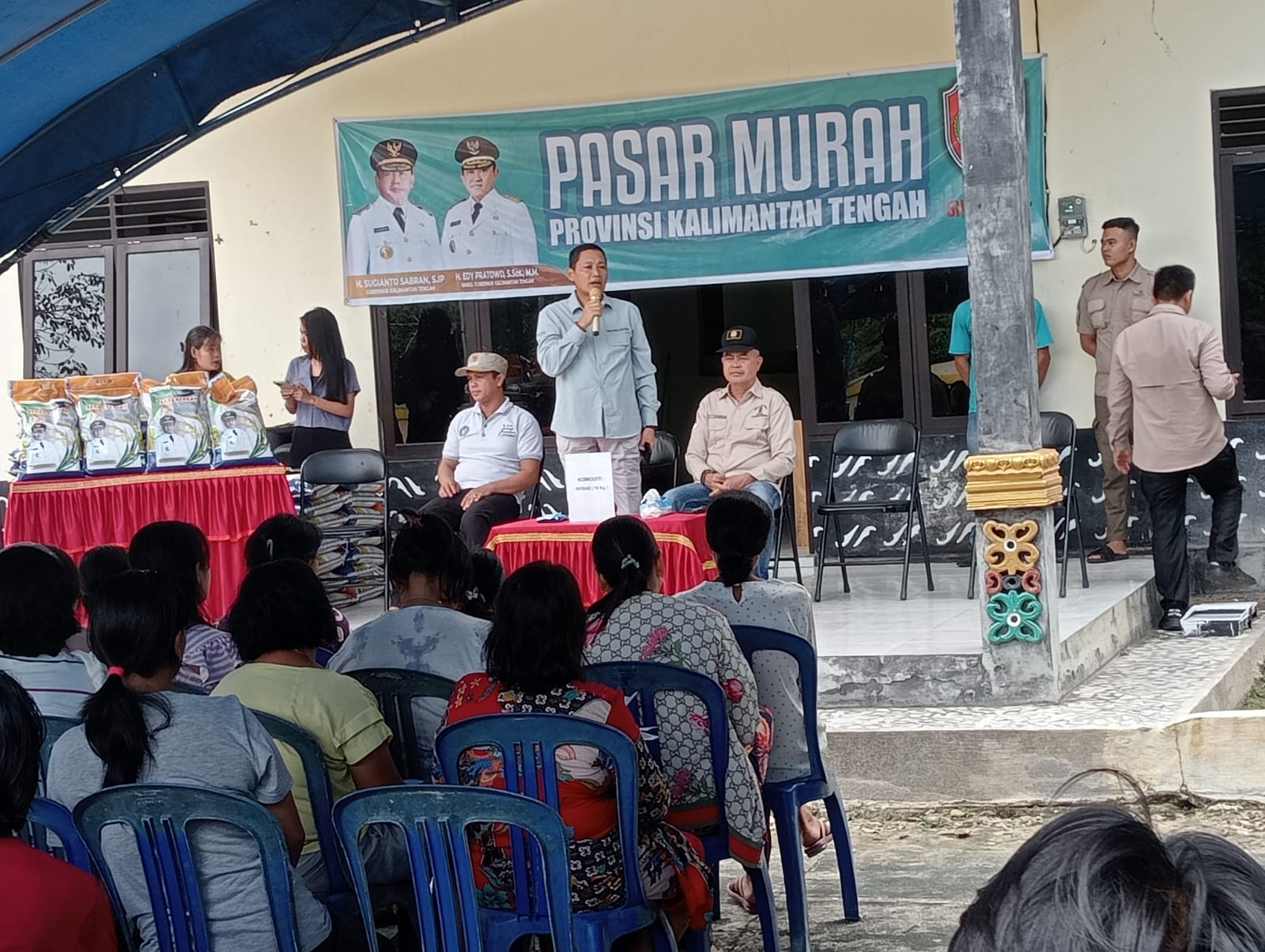 Sahli Yuas Elko Wakili Gubernur Buka Pasar Murah di Desa Tampelas, Kabupaten Gunung Mas