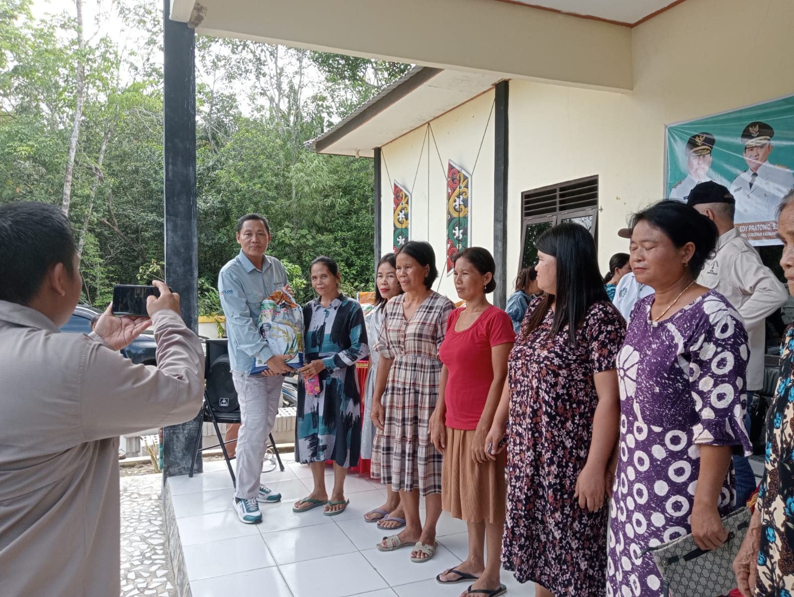 Sahli Yuas Elko Wakili Gubernur Buka Pasar Murah di Desa Tampelas, Kabupaten Gunung Mas