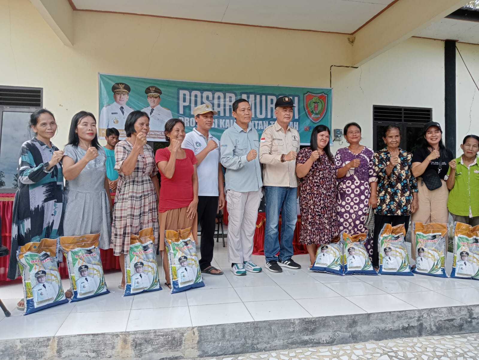 Sahli Yuas Elko Wakili Gubernur Buka Pasar Murah di Desa Tampelas, Kabupaten Gunung Mas