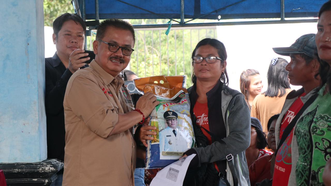 Plh Asisten Pemkesra Herson B Aden Wakili Gubernur Salurkan 10 Ton Beras Murah ke Desa Tewai Baru, Gumas
