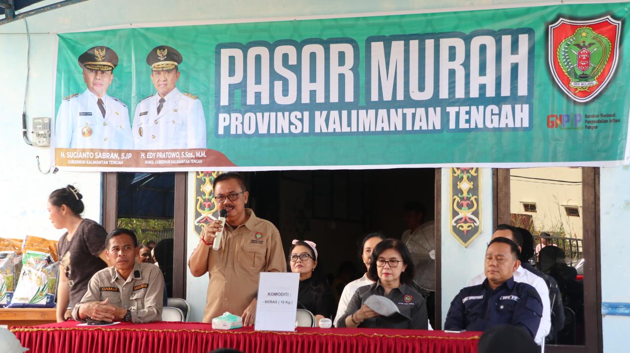 Plh Asisten Pemkesra Herson B Aden Wakili Gubernur Salurkan 10 Ton Beras Murah ke Desa Tewai Baru, Gumas