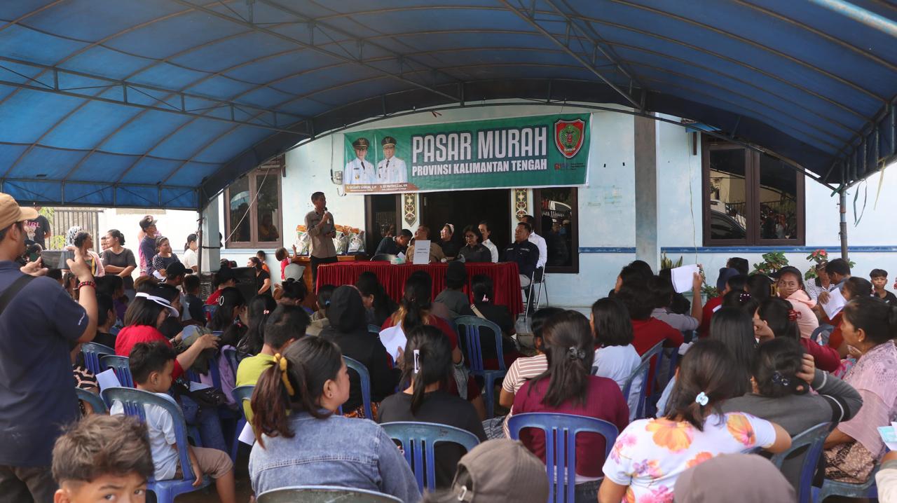 Plh Asisten Pemkesra Herson B Aden Wakili Gubernur Salurkan 10 Ton Beras Murah ke Desa Tewai Baru, Gumas