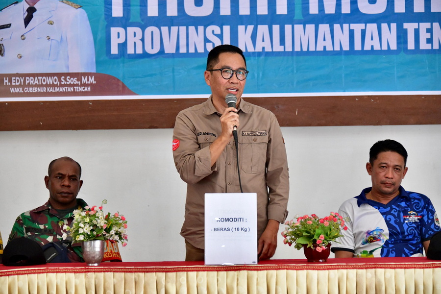 Kepala Bappedalitbang Wakili Gubernur Buka Pasar Murah Prov. Kalteng di Kecamatan Tewah, Kabupaten Gunung Mas