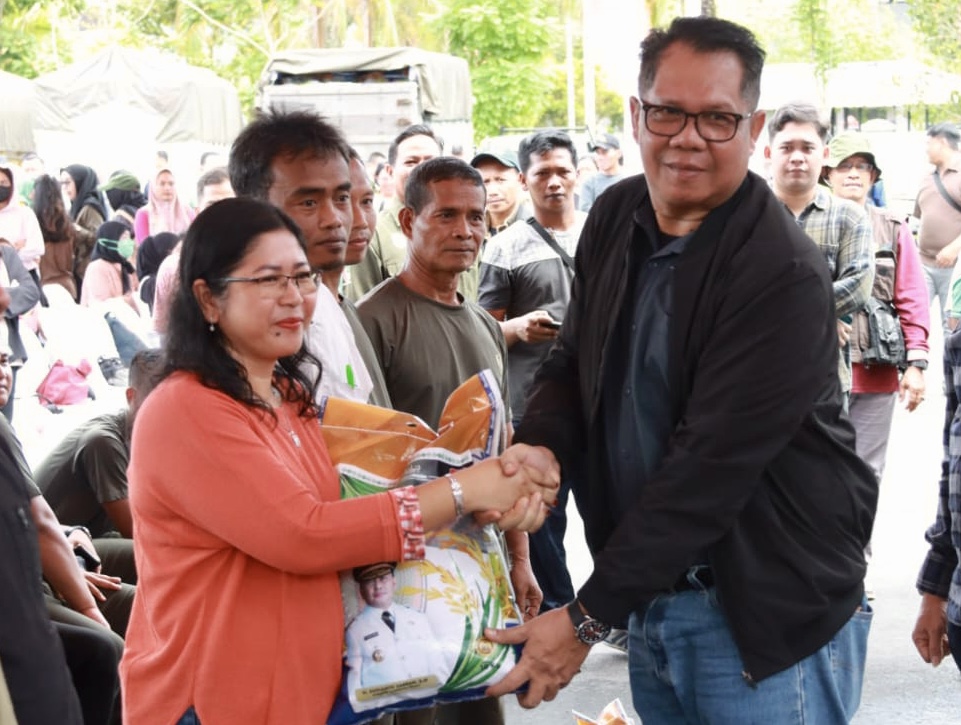 118 Orang Pegawai Dislutkan Terima Paket Beras Gratis Pada Pasar Murah Pemprov Kalteng