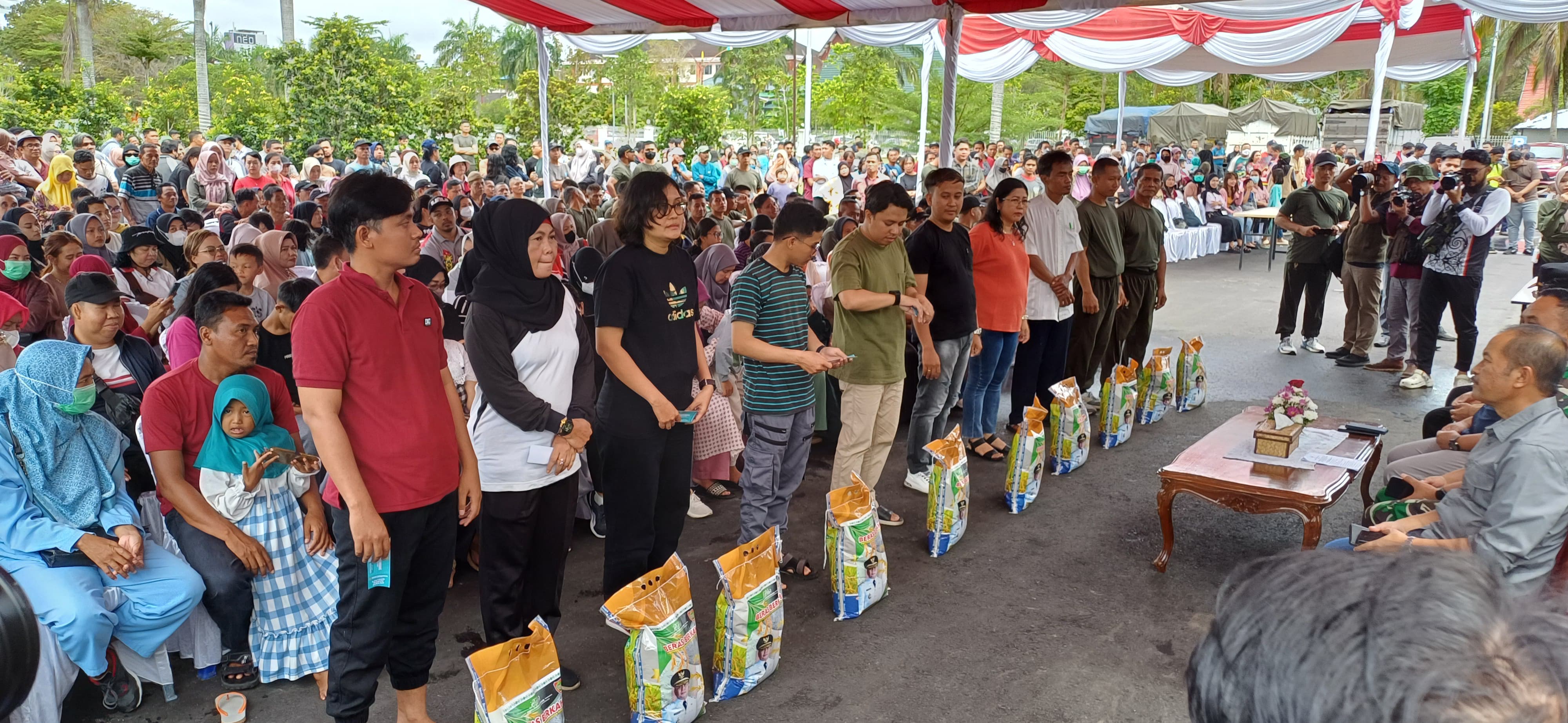 118 Orang Pegawai Dislutkan Terima Paket Beras Gratis Pada Pasar Murah Pemprov Kalteng