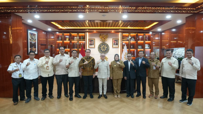 Perkuat Pelindungan PMI, Bupati Kobar Teken MoU Strategis dengan Menteri KP2MI