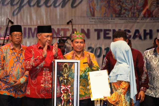 Barito Utara Raih Juara Umum Festival Budaya Isen Mulang 2018