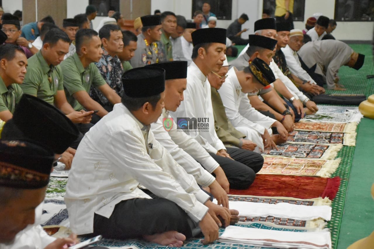 Presiden Jokowi Salat Tarawih di Masjid Darul Arqam, Palangka Raya