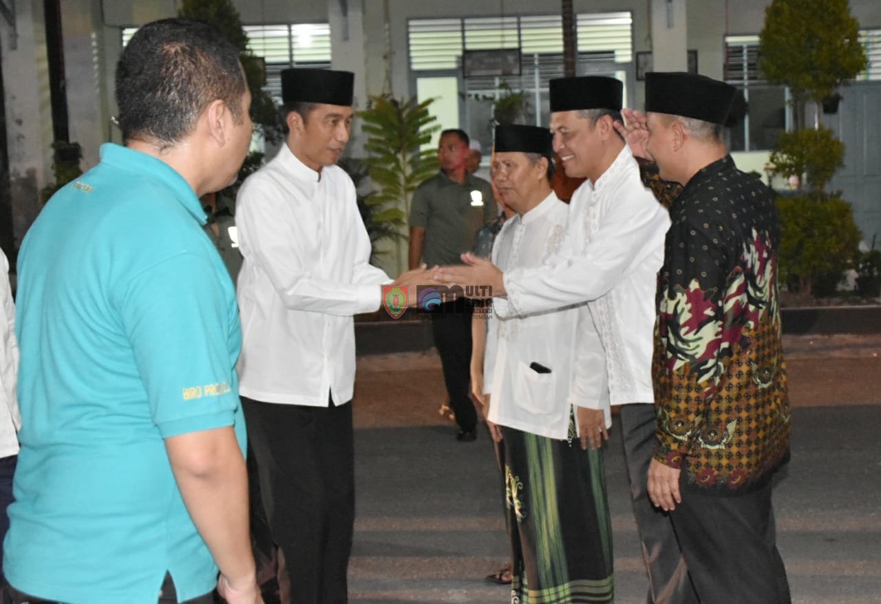 Presiden Jokowi Salat Tarawih di Masjid Darul Arqam, Palangka Raya