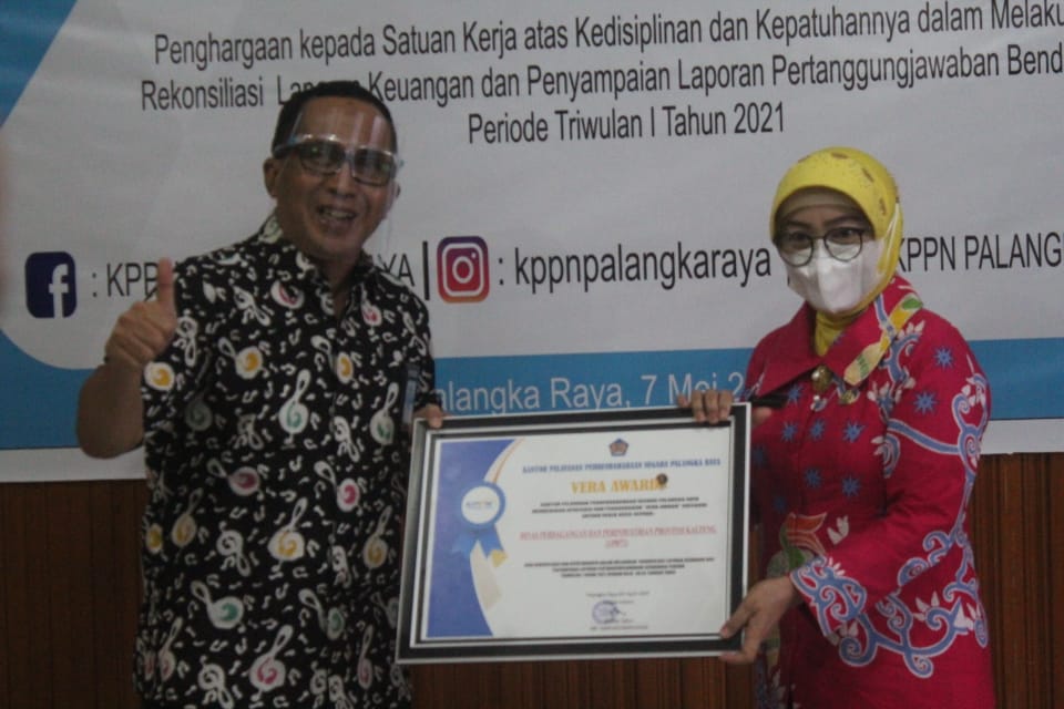 Disdagperin Kalteng Menerima Penghargaan Vera Award Periode Triwulan I Tahun 2021 Kategori DIPA Kecil