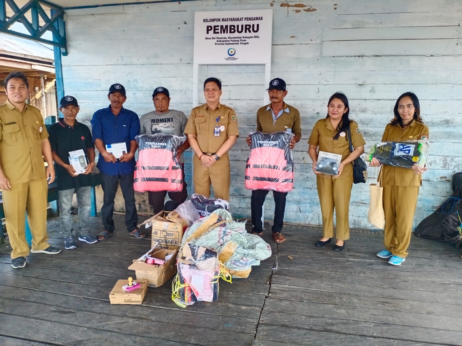 Dislutkan Serahkan Bantuan Gubernur Kalteng Berupa Perlengkapan Pokmaswas di Kabupaten Pulang Pisau
