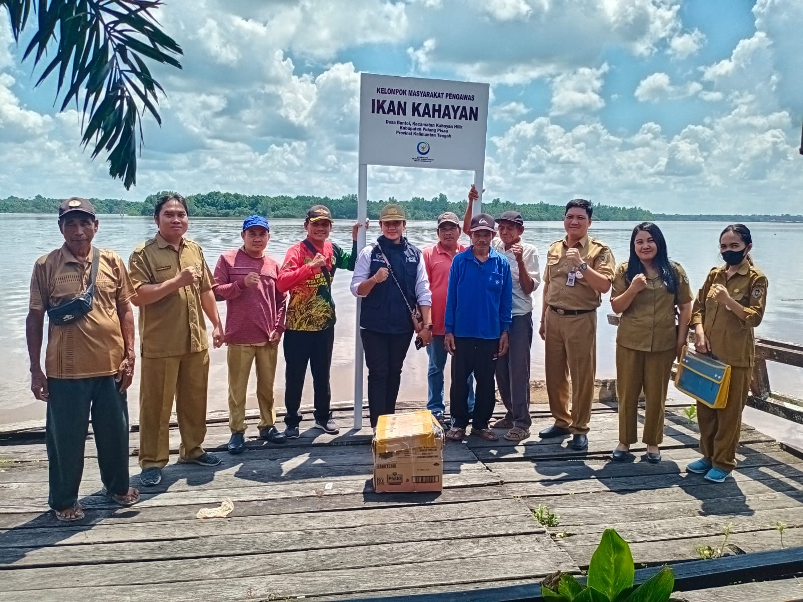 Dislutkan Serahkan Bantuan Gubernur Kalteng Berupa Perlengkapan Pokmaswas di Kabupaten Pulang Pisau