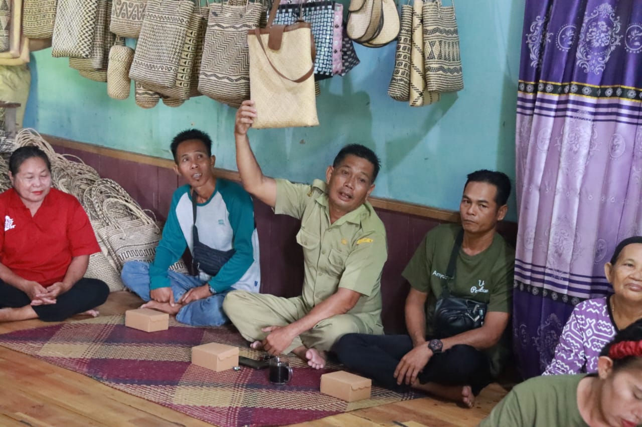 Dorong Pembentukan KIM di Daerah, Diskominfosantik Kalteng Melihat Secara Dekat Aktivitas Pengrajin Anyaman Rotan di Desa Gohong Kabupaten Pulang Pisau