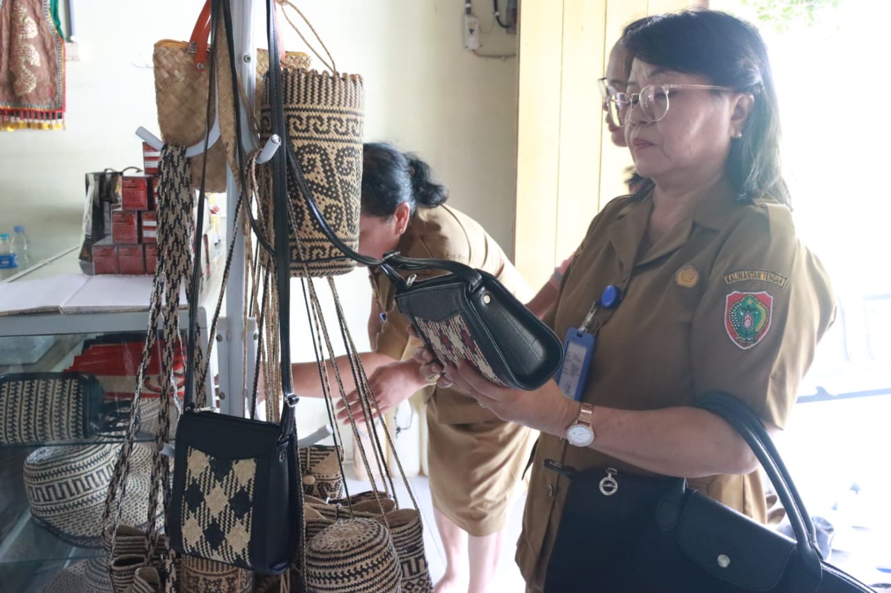 Diskominfosantik Kalteng Dorong Pengrajin Rotan di Desa Gohong Optimalkan Peran KIM melalui Website Digital 