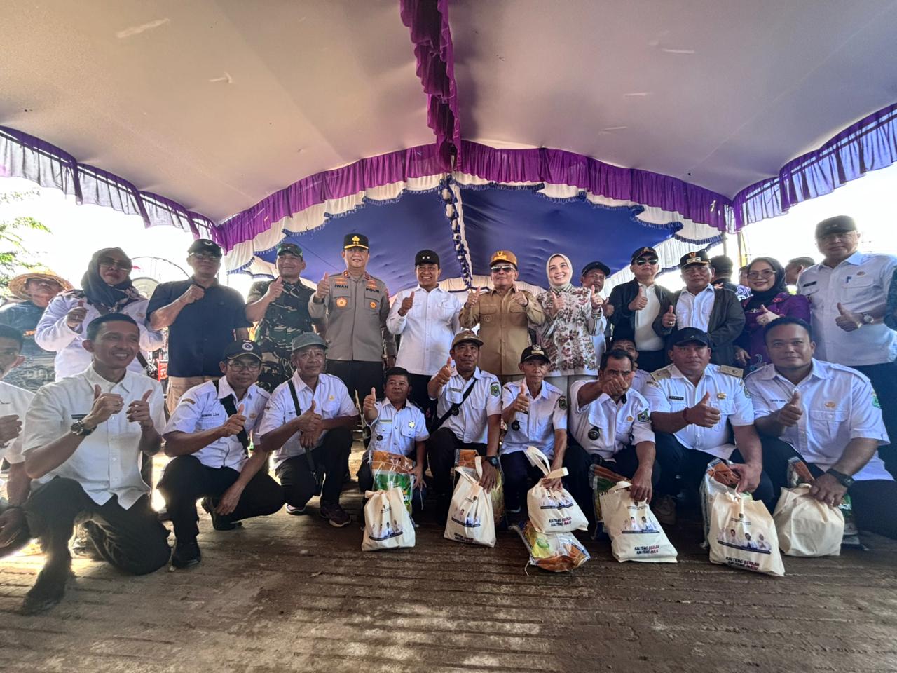 Hadiri Giat Pasar Murah, Gubernur Agustiar Sabran Berdialog dan Serap Aspirasi Masyarakat  Desa Lupak Dalam Kabupaten Kapuas