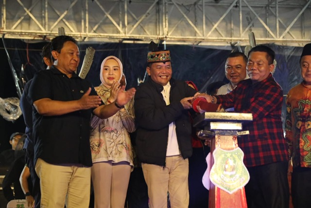 Gubernur Kalteng Sampaikan Sekapur Sirih Pada Malam Puncak Hiburan Rakyat “PESTAFORIA” Harjad ke-219 Kota Kuala Kapuas dan HUT Pemkab Kapuas ke-74