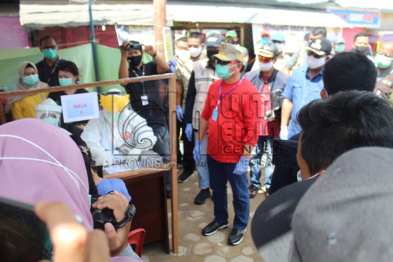 Tinjau Langsung Kegiatan Rapid Test Massal di Pasar Karang Mulya Kab. Kobar, Gubernur Himbau Masyarakat Agar Tidak Takut Ikuti Pemeriksaan Menggunakan Metode Uji Cepat  