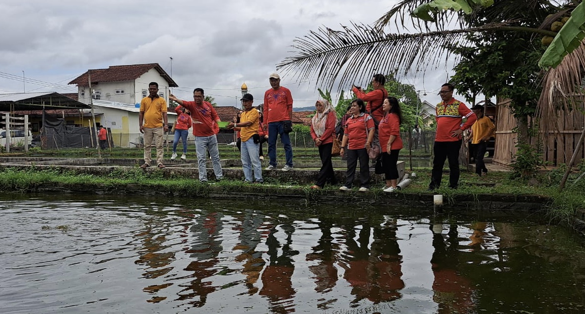 Kembangkan Budidaya dan Pengolahan Produk Perikanan, Kepala Dislutkan Prov. Kalteng Kunjungi Kawasan Perikanan Tulung Agung