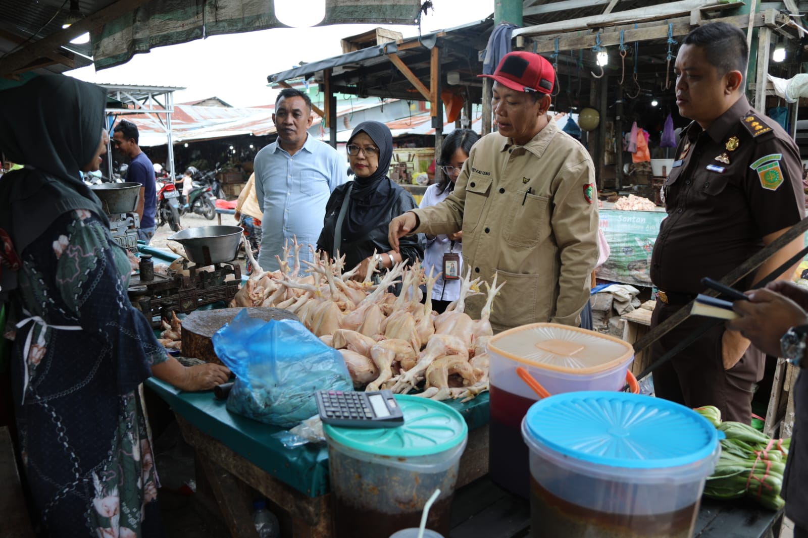 Jelang Hari Raya Iduladha 1444 H, Tim Satgas Pangan dan TPID Prov. Kalteng Pantau Harga Bahan Pokok di Sejumlah Pasar Kota Sampit